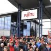 Dienstagmittag vor dem Fujitsu-Werk in Augsburg: Die IG Metall hat zu einer Protestkundgebung aufgerufen. Knapp 500 Mitarbeiter sind gekommen. Sie wollen hören, wie es um die Zukunft ihrer Arbeitsplätze aussieht. 