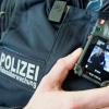 Bodycams sollen ab 2019 flächendeckend Einsätze bayerischer Polizisten unterstützen. 