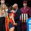 Luis Rubiales umarmt Aitana Bonmati auf dem Podium nach dem Sieg Spaniens im WM-Finale.