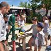 Florian Brummer (links) und seine Pfadfindergruppe organisierten einen Wasserparcours über den Spielplatz. Hier weist er die Teilnehmer der ersten Runde ein.