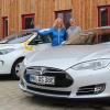 Lisa Steber und Thomas Scharpf fahren mit ihren Elektroautos bei der Elektro-Rallye durchs Unterallgäu mit.