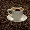 Vakuumverpackter Kaffee ist bis zu einem Jahr nach Ablauf des MHD noch genießbar. Lediglich das Aroma ist dann nicht mehr optimal.
