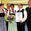 Zweite Vorsitzende Erika Floritz (von links) erzählte aus dem 40-jährigen Musikerleben von Helmut Ehle (mit Urkunde) zur Freude von Dirigent Richard Beinhofer, Ehefrau Karin Ehle und Bezirksleiter Max Kriesmair.