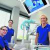 Spezialisiert auf Kinder: die Zahnärztin Dr. Wiebke Ankner (rechts) mit ihren Sprechstundenhilfen Lavinia Pischl (Mitte) und Christina Hartwig im Behandlungszimmer. Foto: Furthmair