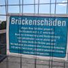 Kein Durchkommen: Auf Brückenschäden weist dieses Schild auf Neu-Ulmer Seite der gesperrten Friedrichsaubrücke hin.
