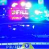 Ein Streifenwagen der Polizei steht mit Blaulicht an einer Unfallstelle.