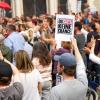 Hunderte Menschen demonstrierten am Samstag auf dem Rathausplatz in Augsburg.