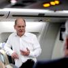 Bundeskanzler Olaf Scholz (SPD) im Gespräch mit Journalisten im Airbus A340 der Luftwaffe vor der Heimreise aus Polen.