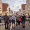 Was gab es da auf dem Altstadtflohmarkt in Nördlingen am Samstag nicht alles zu entdecken: Spielsachen, Kleider, Schuhe, Schmuck, Kunstgegenstände oder Körbe. Gerade am Vormittag war der Flohmarkt sehr gut besucht, die Besucherinnen und Besucher bummelten durch die Straßen. Unser Fotograf Josef Heckl war mit seiner Kamera unterwegs und hat einige Impressionen eingefangen.