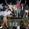 Peking, 1989: Demonstranten klettern auf Panzer. Stunden später wird der Aufstand blutig niedergeschlagen.