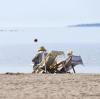 Zwei Frauen am finnischen Strand von Lauttasaari. Die Bevölkerung von Finnland wurde zur glücklichsten der Welt gekürt.