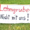 Mit Bannern und einer Unterschriftenaktion hatten Bürger ihren Unmut über eine bei Hafenhofen geplante Lehmgrube geäußert. In der Sitzung am Mittwoch entschied der Haldenwanger Gemeinderat über den Bauantrag. 	