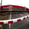 An einem unbeschrankten Bahnübergang bei Tacherting (Kreis Traunstein) hat ein Regionalzug ein Auto erfasst. Die 74-jährige Fahrerin hatte die ankommende Bahn wohl übersehen.