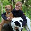 Die Tierärztin Sandra Klimm (hier mit den Hunden Zlata und Thor) leitet jetzt das Tierheim Lechleite in Friedberg-Derching. 