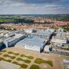Die Dimension des Airbus-Werks in Donauwörth ist gewaltig: Das eigentliche Betriebsareal umfasst rund 450.000 Quadratmeter inklusive Flugfeld (im Vordergrund). Die Halle am linken Bildrand wird jetzt abgerissen und durch einen Neubau ersetzt.