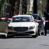 Mitarbeiter der Berliner Polizei steht vor einem Taxi in Berlin-Grunewald.