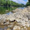 Die Donau hat in Neuburg noch einen Durchschnittspegel von 1,60 Meter. Zwischen Saliter und Bittenbrunn zeigt sich der felsige Untergrund. 