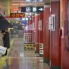 Ein Mann mit Mundschutz wartet an einer U-Bahn-Station auf einen Zug - China-Reisende müssen infolge des Coronavirus mit erheblichen Einschränkungen der Mobilität rechnen.