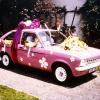 Ein echtes Schmuckstück: Andrea Schreiber hatte den ursprünglich gelben Opel Kadett City, Baujahr 1976/77, zusammen mit ihrem Bruder pink angemalt, mit Blümchen verziert und hübsch verpackt. 1989 diente es Schreiber und ihrem Mann sogar als Hochzeitsauto.