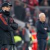 Trainer Thomas Tuchel (l) von München und Trainer Christian Streich von Freiburg verfolgen das Spiel.