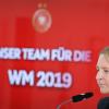 Bundestrainerin Martina Voss-Tecklenburg hat eine gute Mischung aus jungen und erfahrenen Spielerinnen im Kader.  	 	