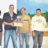Das sind die Mannschaftssieger von links nach rechts mit Waltraud Linke (Schriftführerin): Andreas Noster, Kis Josip, Michael Brucker sowie Karl Heinz Schittenhelm (Vorsitzender).   