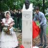 Mit einem Denkmal erinnert Günzburg an Gottlieb von Greyerz, den Initiator der städtischen Grünanlagen. Die Bronzeplastik im Bürgerpark enthüllten gestern (von links) Oberbürgermeister Gerhard Jauernig, das „Biedermeierpaar“ Alfred und Monika Stocker, Elia Grass, ein Nachfahre von Gottlieb von Greyerz, und Künstlerin Petra A. Wende. 