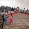 Der Qualm verdunkelt den Himmel um den Volcán de Fuego, die Asche bedeckt das Land.  Hier rettet der Katastrophenschutz die Bevölkerung des Dorfes Chimaltenango.