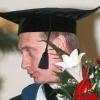 Putin studiert Jura an der Staatlichen Universität von Leningrad. 2000 wird er zum Ehrendoktor der Juristischen Fakultät der Universität St. Petersburg ernannt.