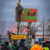 Bei den Bauernprotesten hängen Landwirte symbolisch am Galgen - wie hier in Nördlingen.