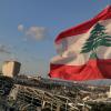 Eine libanesische Flagge weht über der Stelle, an der eine massive Explosion am Nachmittag vom des 4. August den Hafen von Beirut in die Luft sprengte. Intakt ist in dem Land fast gar nichts.