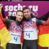 Tobias Arlt (l) und Tobias Wendl lassen sich nach ihrem Olympiaieg im Doppelsitzer feiern.