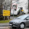 An der Kreuzung in Oxenbronn hat die Stadt Ichenhausen einen Verkehrsspiegel anbringen lassen, um die Sicht für Autofahrer zu verbessern. Bei einer Verkehrsschau sollen weitere Maßnahmen überlegt werden.  	
