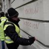 "Macron - Rücktritt": Ein Protestler schreibt auf eine Hauswand in Paris.