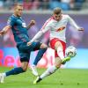 Leipzigs Nationalspieler Timo Werner (r) behauptet den Ball vor dem Düsseldorfer Andre Hoffmann.