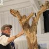 Kunst, Musik und Theater stand auf dem Programm der Ichenhauser Museumsnacht. Bildhauer Richard Allgaier erklärte den Gästen, wie er den alten Olivenbaum bearbeitet hatte. 	