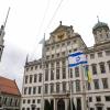Am Augsburger Rathausplatz weht wieder die Israel-Fahne. Die Stadt lässt sich das Zeichen der Solidarität nicht nehmen.