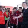 Zufrieden: Die Spieler des FC Ingolstadt verlassen nach dem 3:1-Sieg gegen 1860 München das Stadion, um mit den Anhängern den Einzug in die Relegation zu feiern. Gegner in den Entscheidungsspielen ist der VfL Osnabrück. 