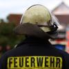 Mehrere Feuerwehren aus dem Augsburger Westen mussten am Sonntagabend ausrücken, weil die Oberleitung der Straßenbahnlinie 3 in Stadtbergen auf die Straße gestürzt war.