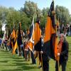 Die Fahnenabordnungen nahmen am Stadionrand Aufstellung.