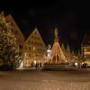 Anlässlich des Weihnachtsmarktes in Mindelheim wird der Brunnen und Baum feierlich im Zentrum feierlich geschmückt. 