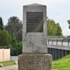 Der Obelisk erinnert nun am Ortseingang von Nordendorf an die archäologischen Funde, die schon im 19. Jahrhundert hier gemacht wurden. 	
