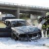 Nachdem der Fahrer den Rauch aus dem Motorraum seines Autos bemerkt hatte, rief er die Feuerwehr, die den Brand löschen könnte.