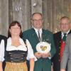 Der Schützengau Donau-Ries – an der Spitze Gauschützenmeisterin Rita Schnell – hatte zum Gauehrenabend nach Mertingen geladen. Rechts im Bild ist Bürgermeister Albert Lohner zu sehen. Bei der Veranstaltung wurden einige Schützenmeister und erfolgreiche Athleten ausgezeichnet.  
