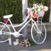 Zum Gedenken an die verstorbene Radfahrerin stellten die Teilnehmer der Trauerfahrt an der Unfallstelle in Haunstetten dieses "Ghostbike" auf. 