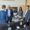 Über die Ausbildung des Unternehmens informierte sich Landrat Martin Sailer (Dritter von links) bei einem Besuch beim Gersthofer Rucksackhersteller Deuter.