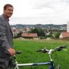 Bürgermeister Hubert Fischer ist selbst Immer wieder mit dem Rad unterwegs: Unser Bild zeigt ihn im Jahr 2010 mit seinem Fahrrad auf dem Demeterberg.  	