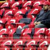 Ein Fußballfan sitzt im Sükrü-Saracoglu-Stadion in Istanbul, dessen Sitze mit türkischen Fahnen geschmückt sind. Die Türkei wilrd um die Ausrichtung der Fußball-EM 2024 bewerben.