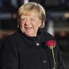 Im Rosenregen: Angela Merkel beim Großen Zapfenstreich zum Abschied aus dem Amt.  	 	