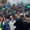 Passanten in der Regent Street in London Die Sozialleistungen werden im April um 10,1 Prozent angehoben.